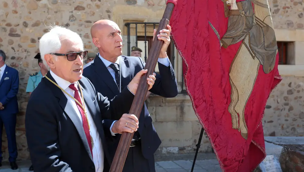 El alcalde de León, José Antonio Diez, y el abad de la Cofradía del Milagroso Pendón de San Isidoro, Hermenegildo López, enarbolan el pendón de la orden de San Isidoro en los actos conmemorativos del 875 aniversario de su fundación