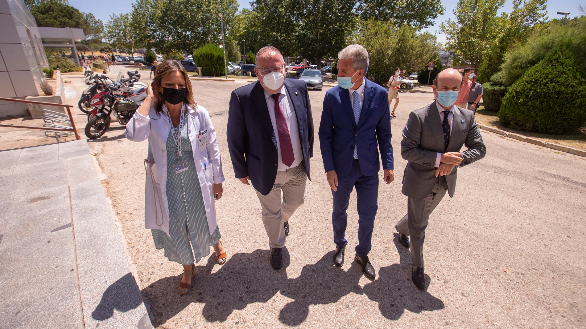 El Consejero de Sanidad, Alejandro Vázquez, asiste a la toma de posesión de la nueva gerente del Complejo Asistencial de Ávila, Isabel Martiño Díaz, junto a Jesús García-Cruces y José Francisco Hernández