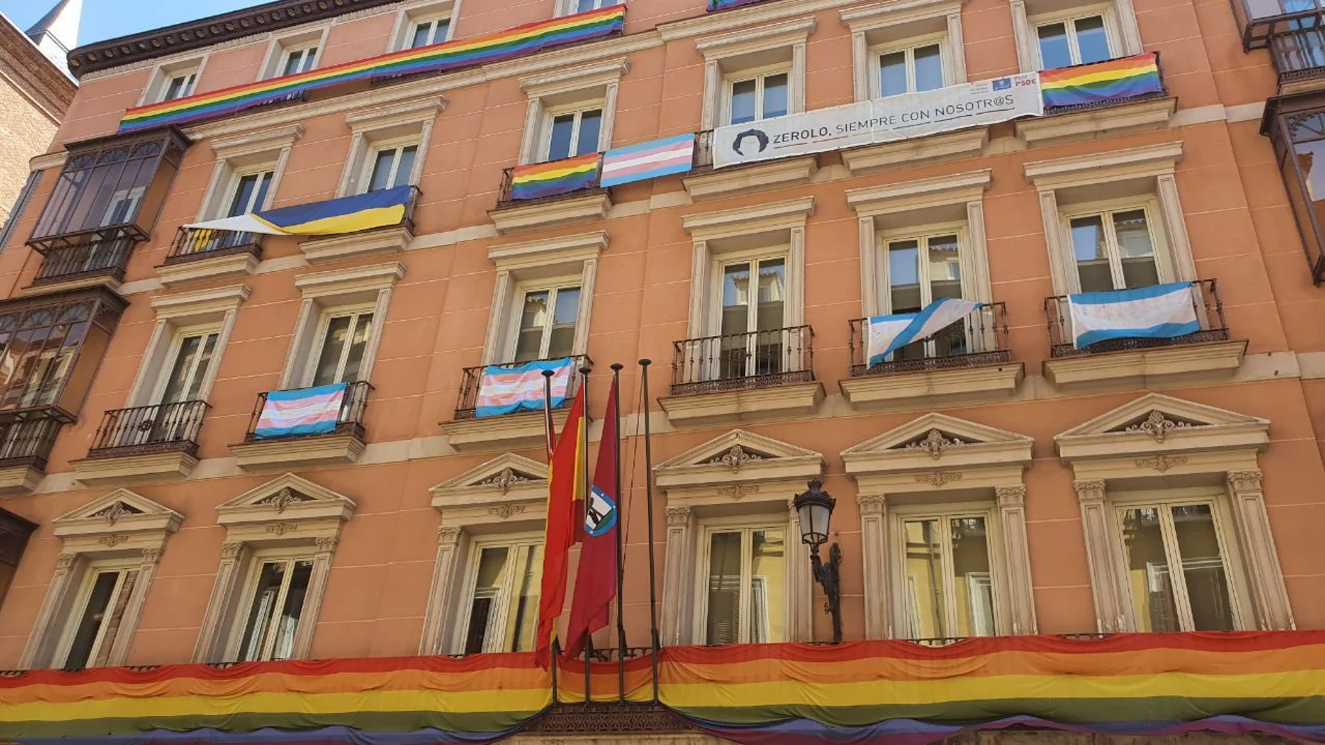La bandera LGTBI colocada en los balcones de Más Madrid y PSOE en el edificio de grupos municipales del Ayuntamiento de la capital