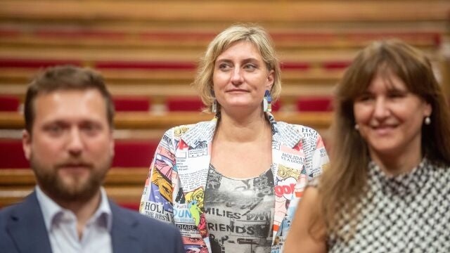 La exconsellera de Salud de la Generalitat y actual vicepresidenta primera del Parlament, Alba Vergés, y la ya ex presidenta del Parlament, Laura Borràs posan con miembros de la comitiva del parlamento de Berlín