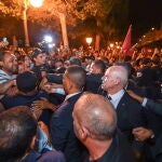 El presidente Kais Saied celebra con sus simpatizantes la victoria del "Sí" en Túnez, la capital tunecina