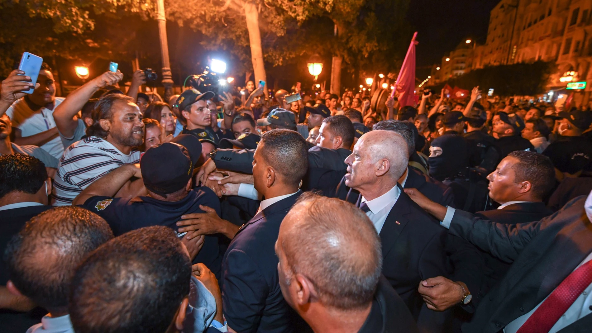 El presidente Kais Saied celebra con sus simpatizantes la victoria del "Sí" en Túnez, la capital tunecina