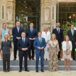 El presidente de la Junta de Andalucía, Juanma Moreno (c), posando en la fotografía de familia junto a los consejeros del nuevo ejecutivo andaluz, que toman posesión del cargo y celebran la primera reunión del Consejo de Gobierno en el Palacio de San Telmo en Sevilla. EFE/ Raúl Caro