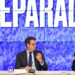 El presidente del PP, Alberto Núñez Feijóo y el coordinador General del PP, Elías Bendodo, durante la reunión del Comité Ejecutivo Nacional del Partido Popular en la sede nacional de Génova.