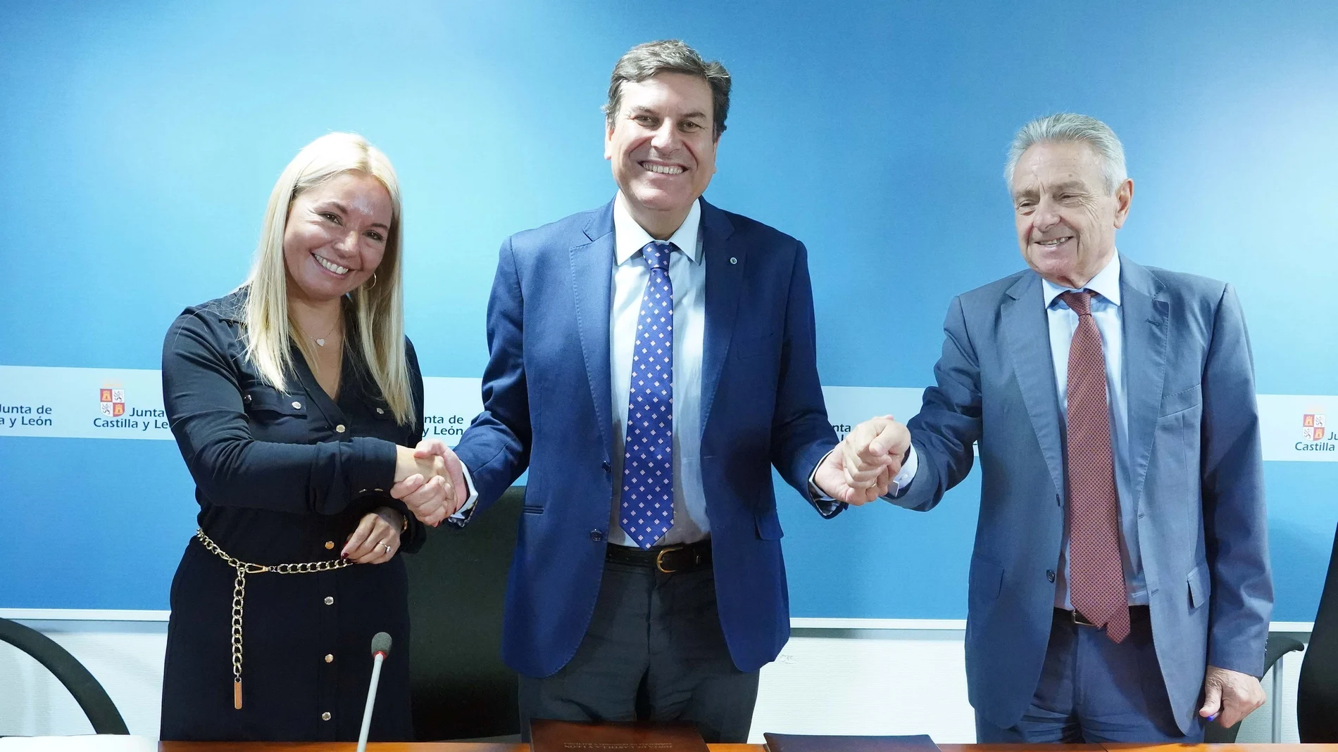 El consejero de Economía y Hacienda, Carlos Fernández Carriedo; la presidenta de Switch Mobility Europe S.L., Eva Astrid J. Driessen; y el presidente del Clúster de Automoción de Castilla y León (Facyl), Felix Cano de la Fuente, suscriben el protocolo de colaboración