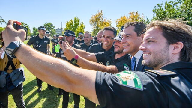 El presidente de la Junta de Andalucía, Juanma Moreno, junto a varios agentes