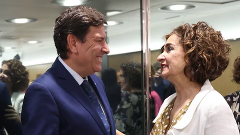 El consejero de Economía y Hacienda, Carlos Fernández Carriedo, saluda a la ministra de Hacienda María Jesús Montero, en un encuentro anterior