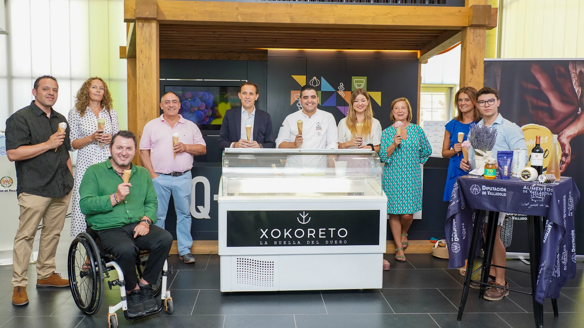 El presidente de la Diputación de Valladolid, Conrado Íscar, presenta los helados artesanos de Xocoreto realizados con productos de Alimentos de Valladolid