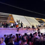 Un grupo de personas subidas a un estand durante el concierto que el rapero Morad ofreció anoche en Torre del Mar