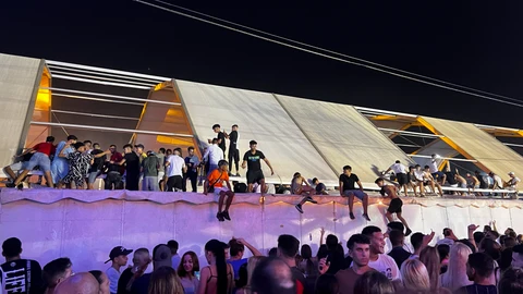 Un grupo de personas subidas a un estand durante el concierto que el rapero Morad ofreció anoche en Torre del Mar