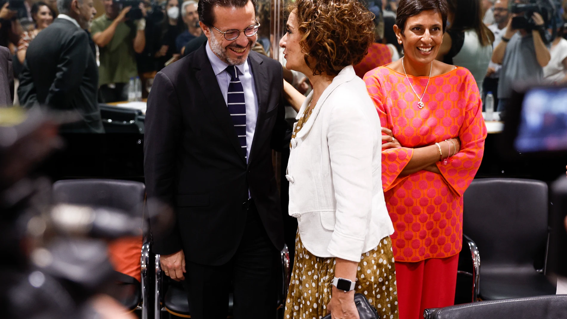 La ministra de Hacienda María Jesús Montero, conversa con el consejero de Economía, Hacienda y Empleo de la Comunidad de Madrid, Javier Fernández-Lasquetty (i) durante el Consejo de Política Fiscal y Financiera (CPFF)