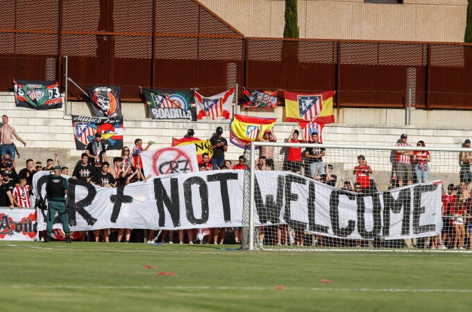 Pancarta exhibida por algunos aficionados del Atlético de Madrid en contra de Cristiano Ronaldo.