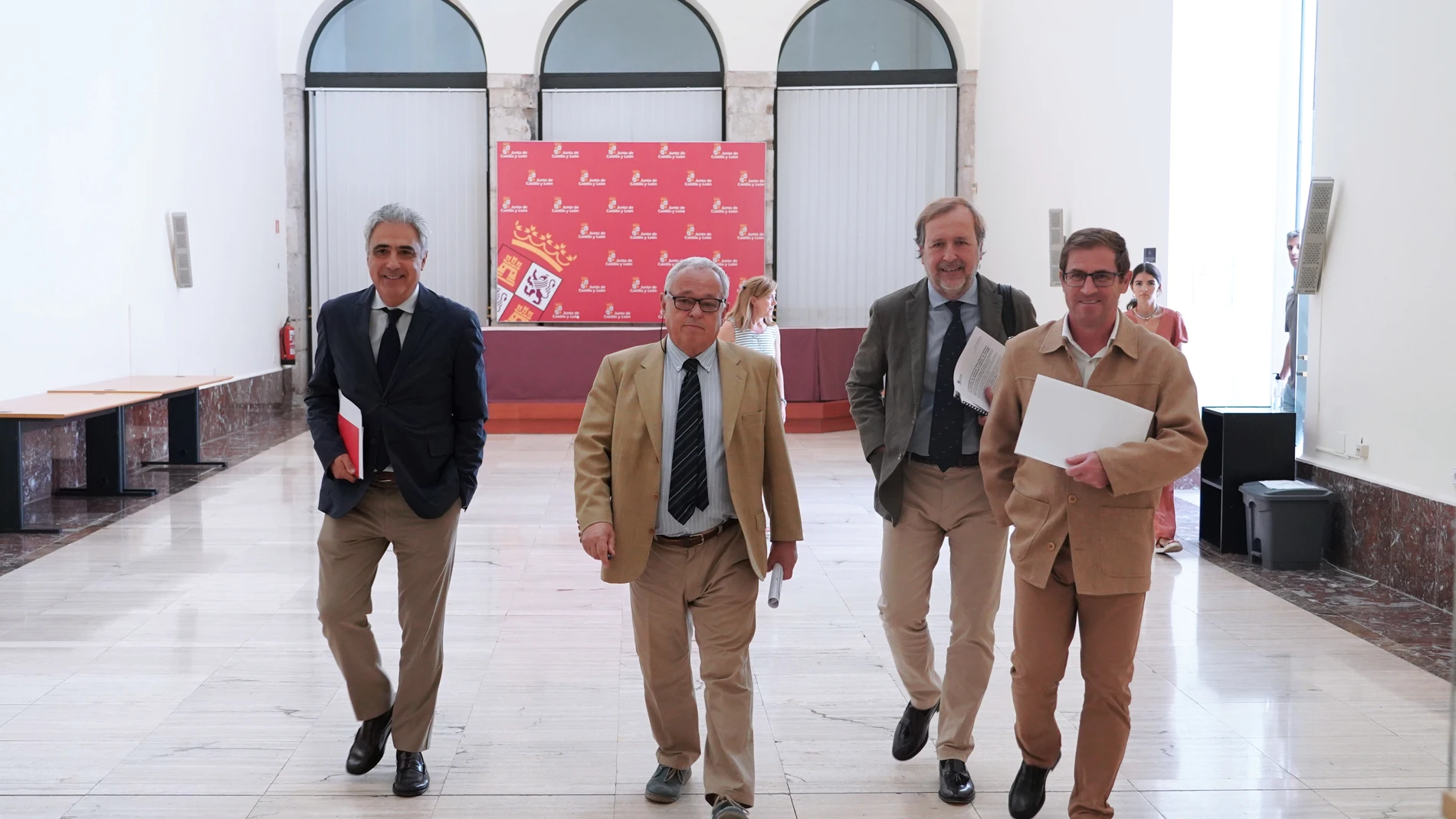 El consejero de Cultura, Turismo y Deporte, Gonzalo Santonja, junto a su equipo, antes de presidir la Comisión de los Caminos a Santiago por Castilla y León