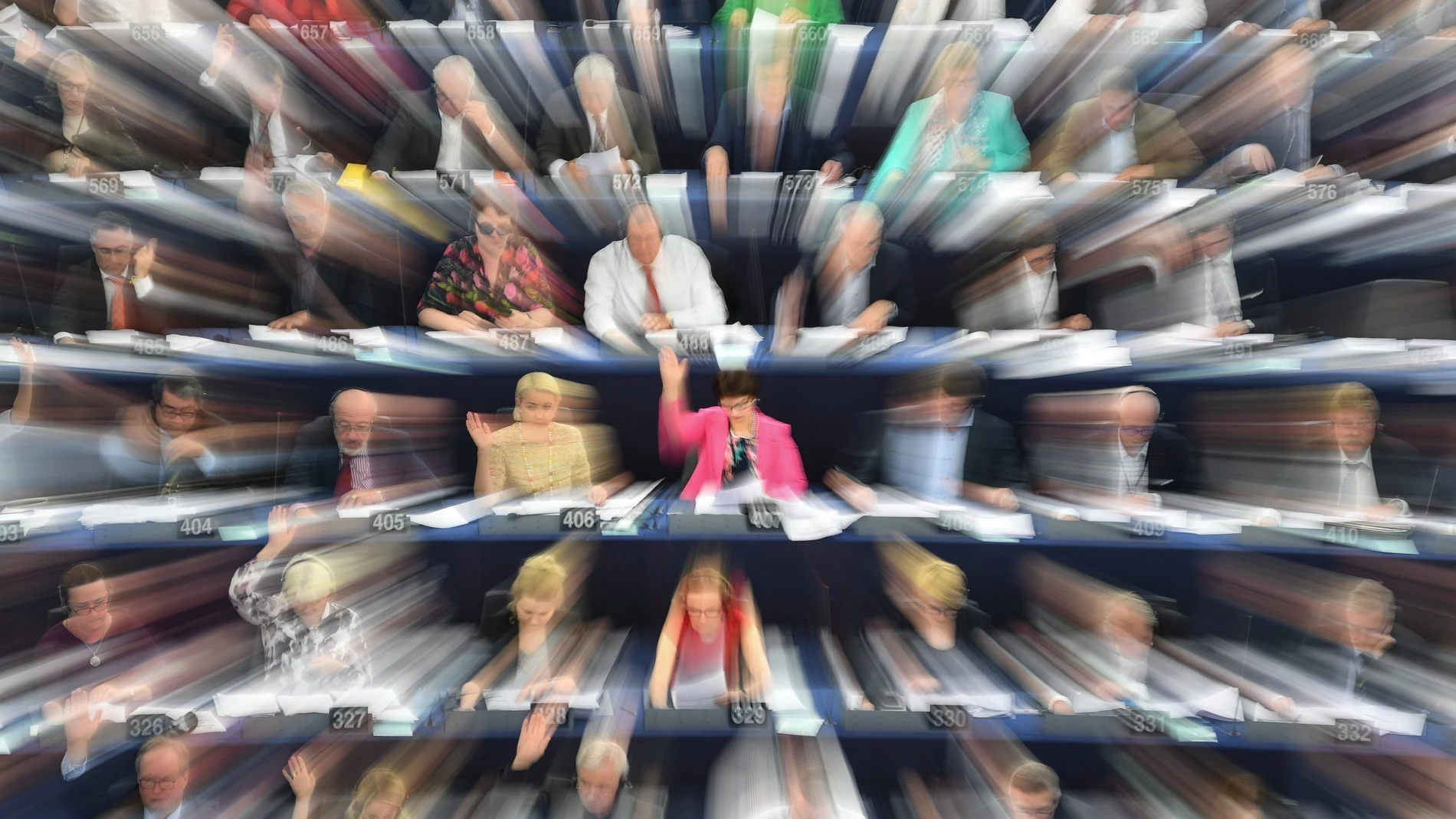 Fotografía de archivo de a los eurodiputados durante la votación en el Parlamento Europeo en Estrasburgo. Reducir la desigualdad entre políticos y ciudadanos va a ser un reto