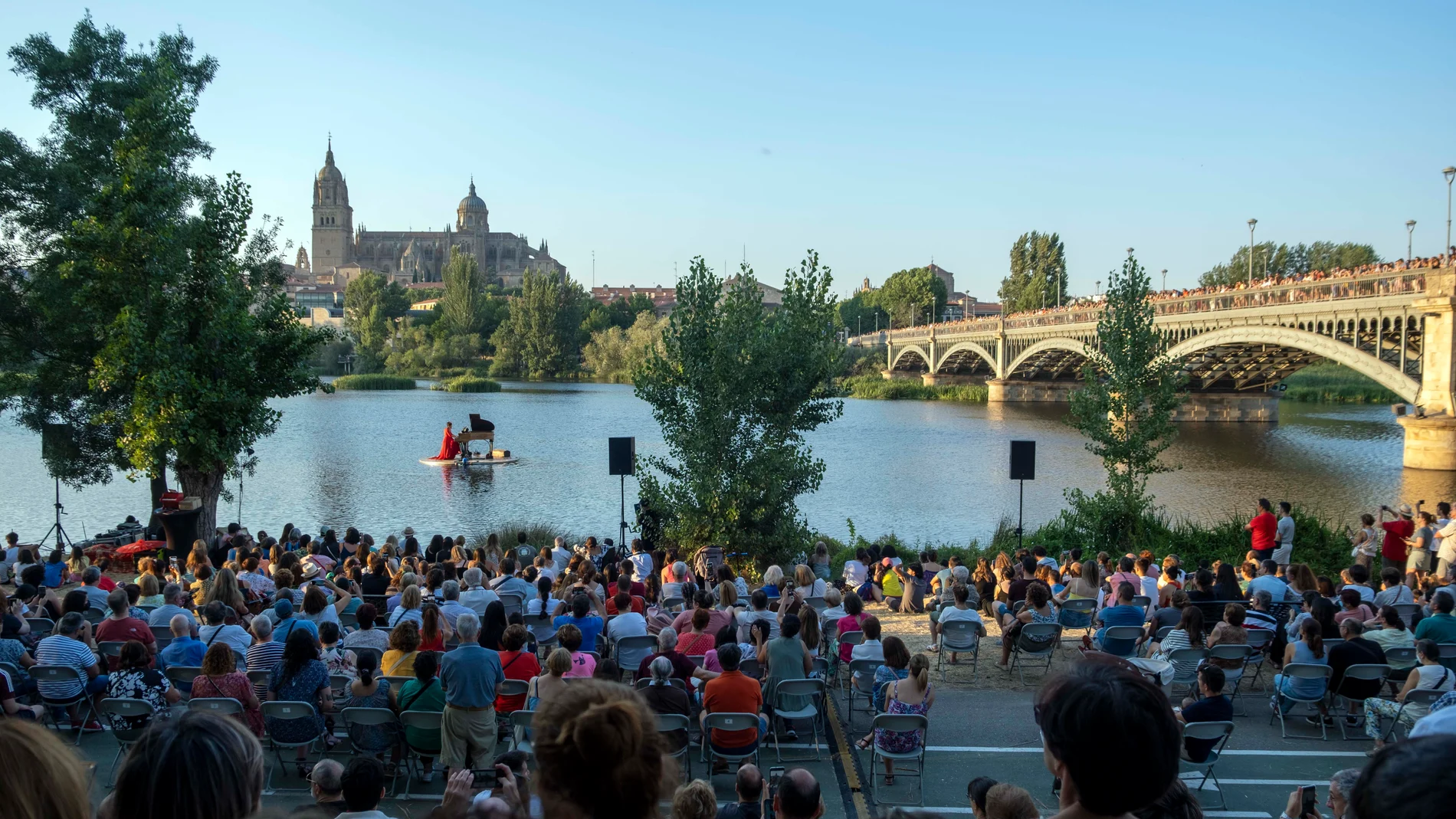 Con motivo del 20 Aniversario de la Capitalidad Cultural de Salamanca, el Ayuntamiento de Salamanca programó en el río Tormes un espectáculo de música y danza sobre el agua llamado ‘Flota IdóneA. El piano flotante’ de la compañía Le PianO du Lac