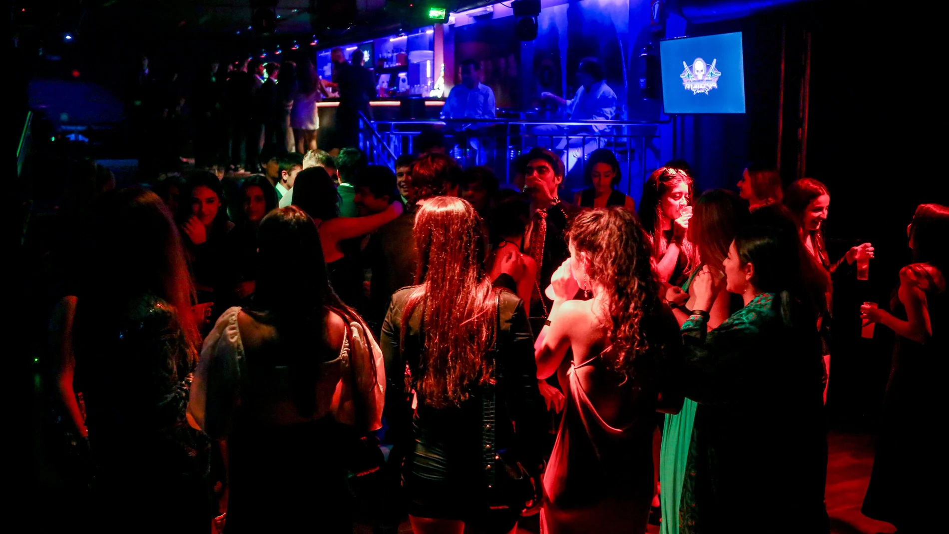 Varias personas en la pista de una discoteca de Madrid