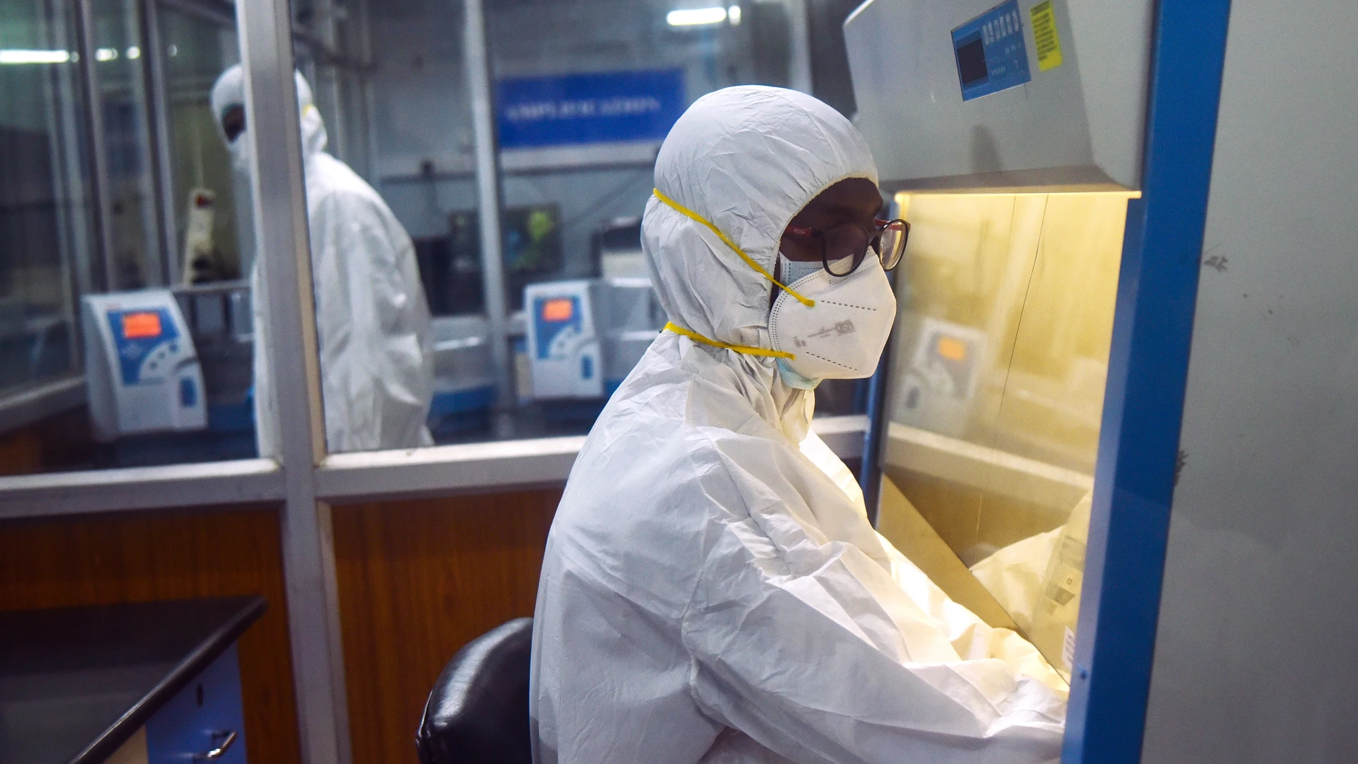 Un técnico de laboratorio trabaja en Chennai (India) analizando muestras para detectar monkeypox