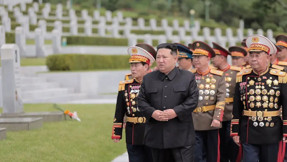 Una imagen sin fecha proporcionada por la agencia estatal de noticias de Corea del Norte (KCNA) el 27 de julio de 2022 muestra al líder norcoreano Kim Jong-un (C) visitando el cementerio de los Mártires de la Guerra de Liberación de la Patria como parte de las celebraciones del 69º aniversario del Armisticio de la Guerra de Corea