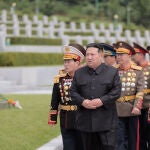 Una imagen sin fecha proporcionada por la agencia estatal de noticias de Corea del Norte (KCNA) el 27 de julio de 2022 muestra al líder norcoreano Kim Jong-un (C) visitando el cementerio de los Mártires de la Guerra de Liberación de la Patria como parte de las celebraciones del 69º aniversario del Armisticio de la Guerra de Corea