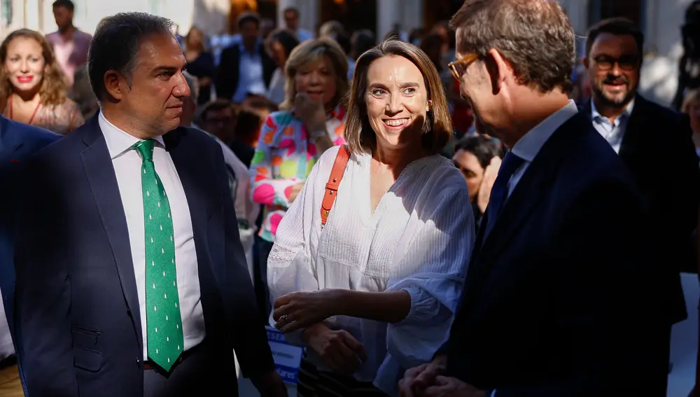 El líder del PP, Alberto Núñez Feijóo, conversa con el coordinador general del PP Nacional, Elías Bendodo y la portavoz del Grupo Popular en el Congreso de los Diputados, Cuca Gamarra.