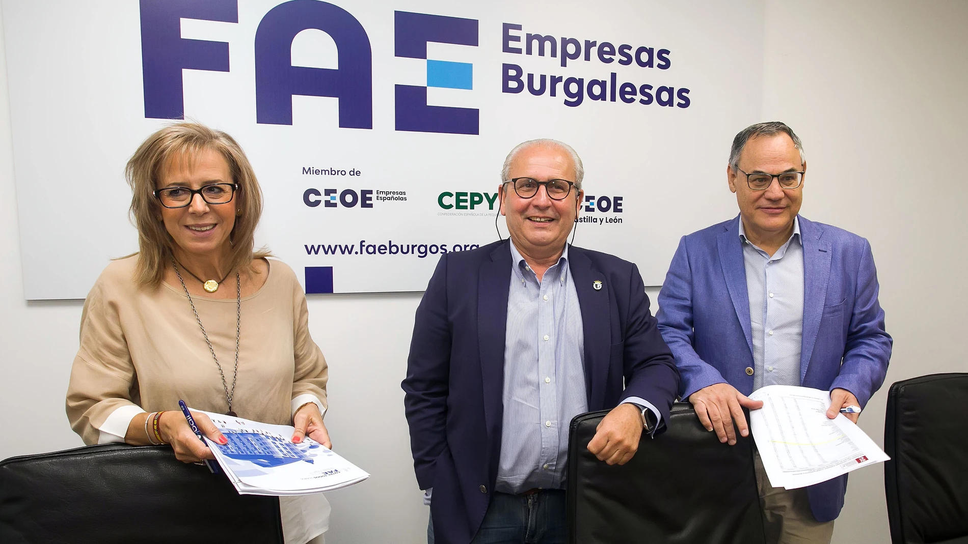 El tesorero de FAE, Ignacio San Millán, acompañado de la secretaria general de la Confederación y el vicesecretario de la misma, Emiliana Molero e Íñigo Llarena, presentan los resultados de esta encuesta presenta los resultados de su último Índice de Confianza Empresarial de Burgos, correspondiente al primer semestre de 2022