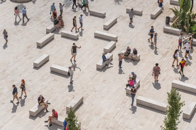 Bonita para los turistas e insuficiente para los valencianos: así es la nueva Plaza de la Reina de Valencia