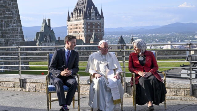 El Papa con Trudeau y Mary Simon, que encarna la figura de jefa de Estado y, por tanto, emisaria de Isabel II