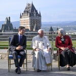El Papa con Trudeau y Mary Simon, que encarna la figura de jefa de Estado y, por tanto, emisaria de Isabel II