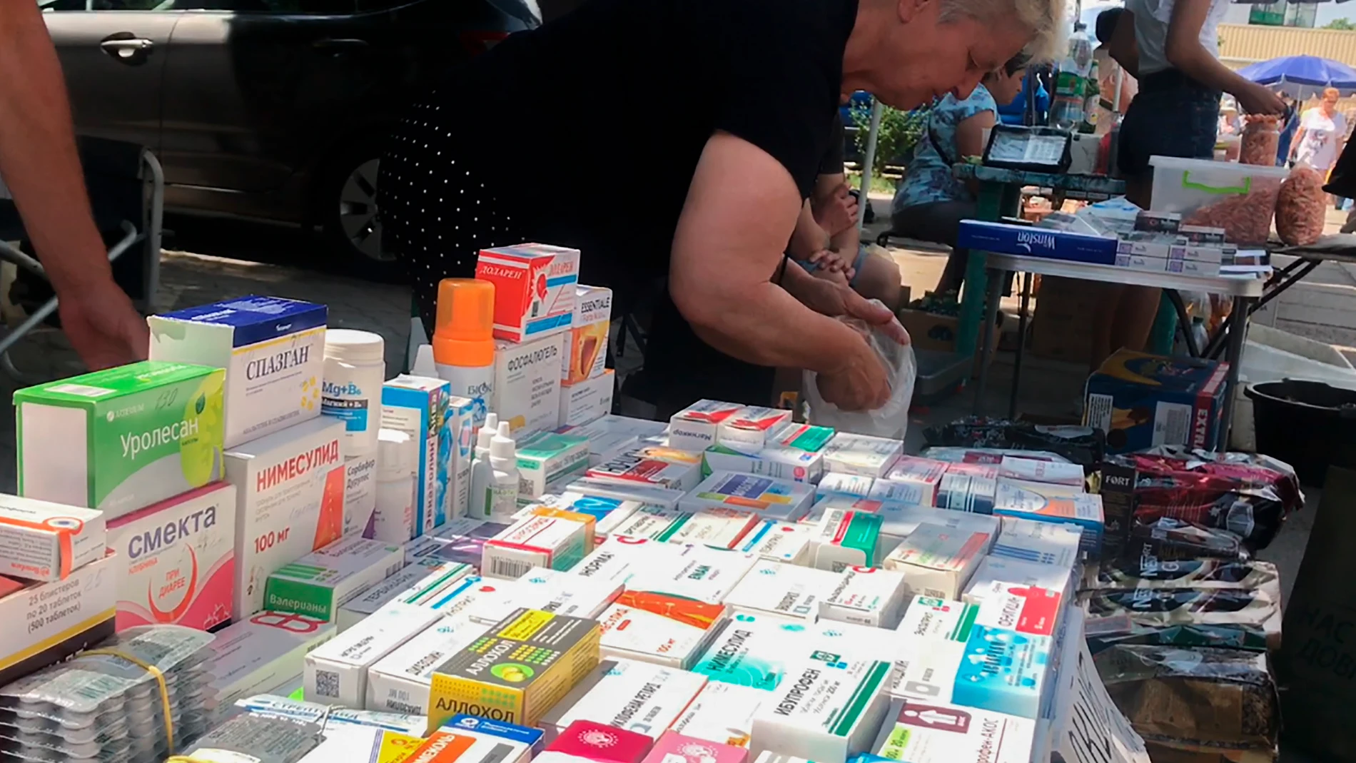 Con todas las farmacias cerradas, los medicamentos se venden en las aceras de Jersón, la ciudad ucraniana invadida por las tropas rusas que la contraofensiva del Ejército ucraniano pretende reconquistar y mientras sus ciudadanos la esperan con expectación