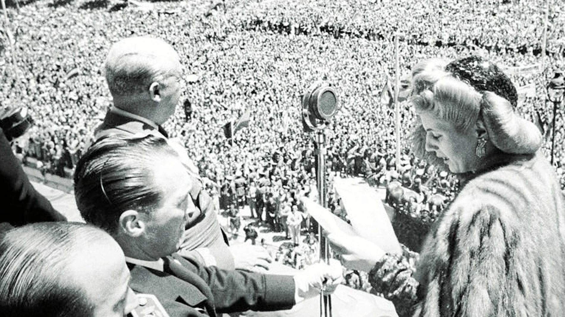 El 9 de junio de 1947, con una Plaza de Oriente a reventar, Eva Perón recibió un auténtico baño de masas. A su lado, Franco y su esposa, Carmen Polo