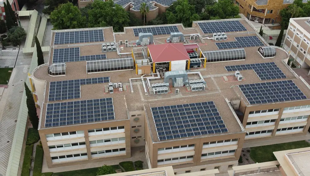 Placas fotovoltaicas instaladas en el Campus de Las Lagunillas. UJA (Foto de ARCHIVO)