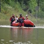 Bomberos de Winchester rescatan a personas atrapadas en medio de las inundaciones