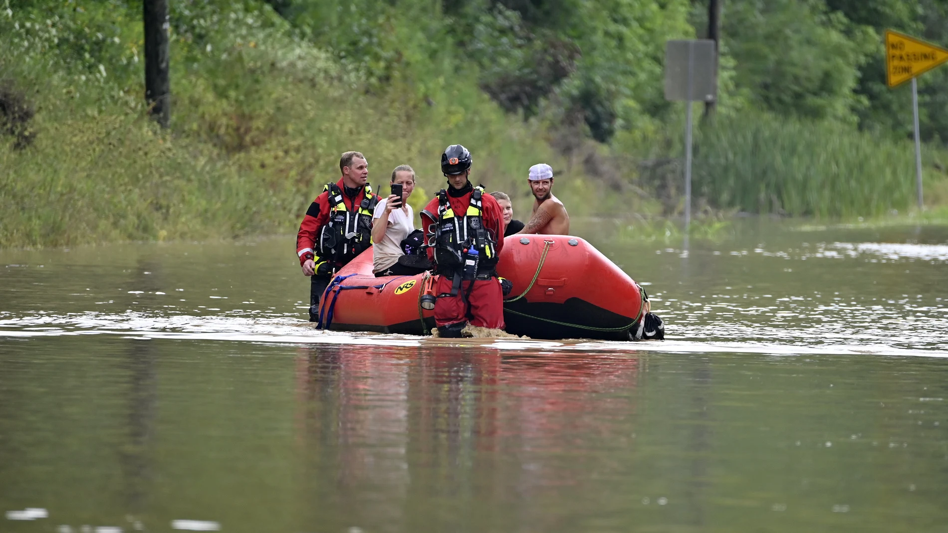 Bomberos de Winchester rescatan a personas atrapadas en medio de las inundaciones