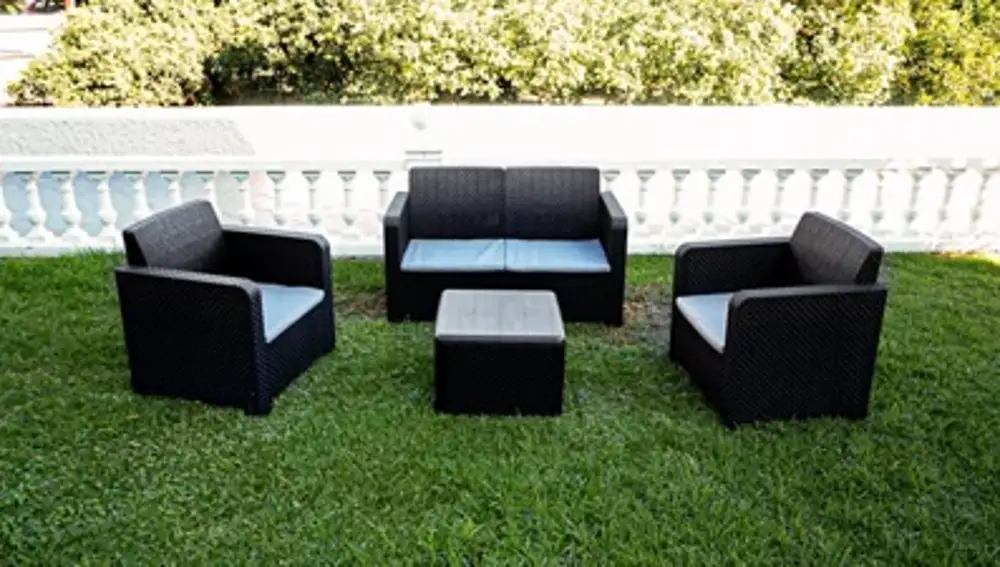 Conjunto de mesa y sofás para exteriores, un ejemplo de las ofertas de Leroy Merlin