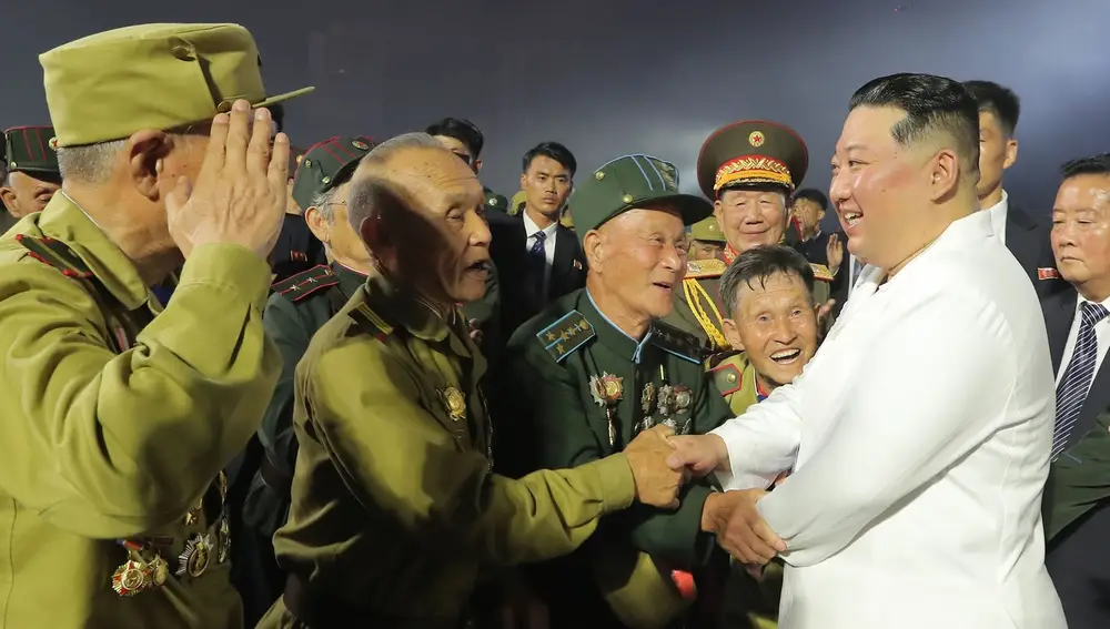Kim Jong-un asiste a una ceremonia frente al Memorial de la Guerra de Liberación de la Patria Victoriosa como parte de las celebraciones del 69º aniversario del Armisticio de la Guerra de Corea.