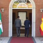 El presidente del Gobierno, Pedro Sánchez (i), recibió al presidente de la Junta de Andalucía, Juanma Moreno Bonilla (d). Eduardo Parra / Europa Press