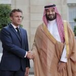 Emmanuel Macron saluda al príncipe heredero saudí Bin Salman al llegar al Elíseo