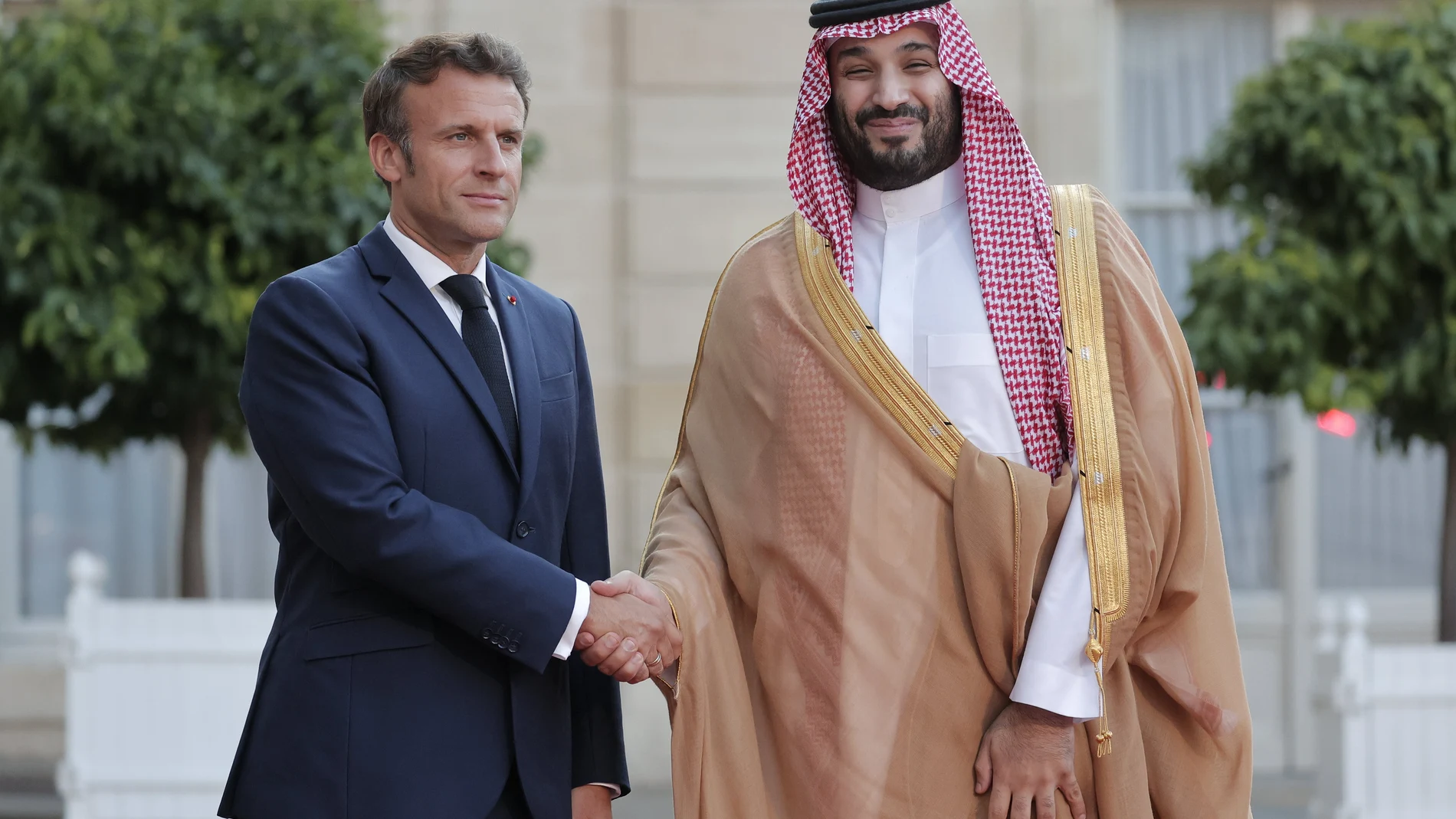 Emmanuel Macron saluda al príncipe heredero saudí Bin Salman al llegar al Elíseo