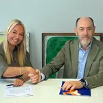 La presidenta de Switch Mobility Europe, Eva Driessen, y el presidente de Acor Jesús Posadas firman la compra de los terrenos en Soto de Menidilla, donde se instalara la nueva planta de fabricación en Valladolid