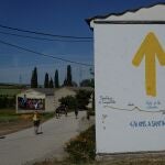 Una señal marca la distancia a Santiago de Compostela en una de las etapas del Camino en Rabé de las Calzadas (Burgos)