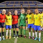 Jugadoras de la selección de Brasil junto a internacionales españolas