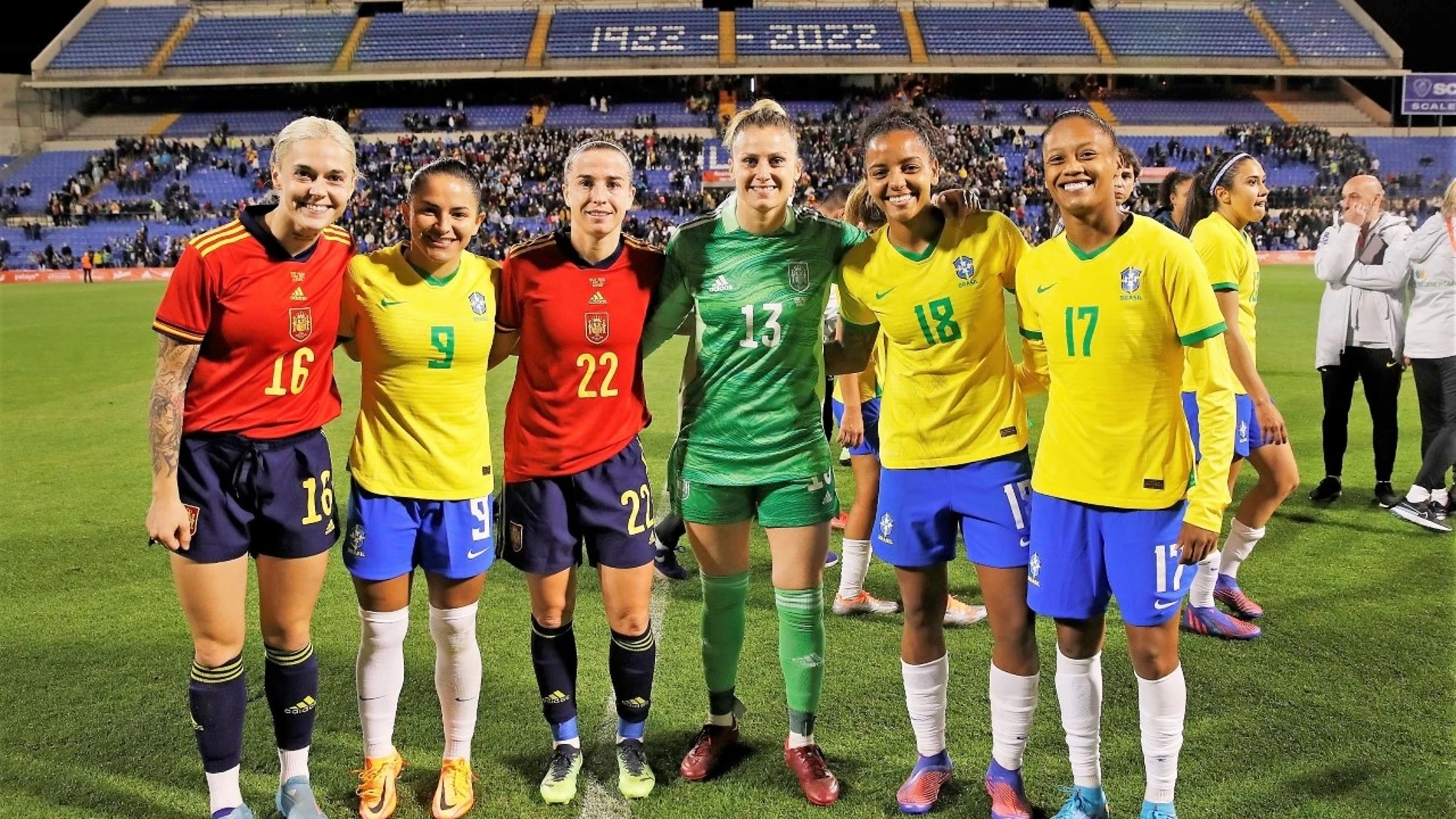 Jugadoras de la selección de Brasil junto a internacionales españolas