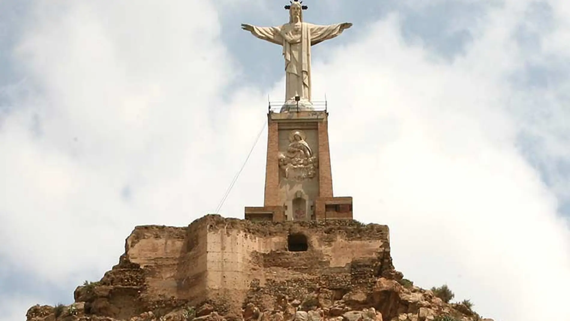 El Cristo en lo alto del castillo de Monteagudo (Murcia)