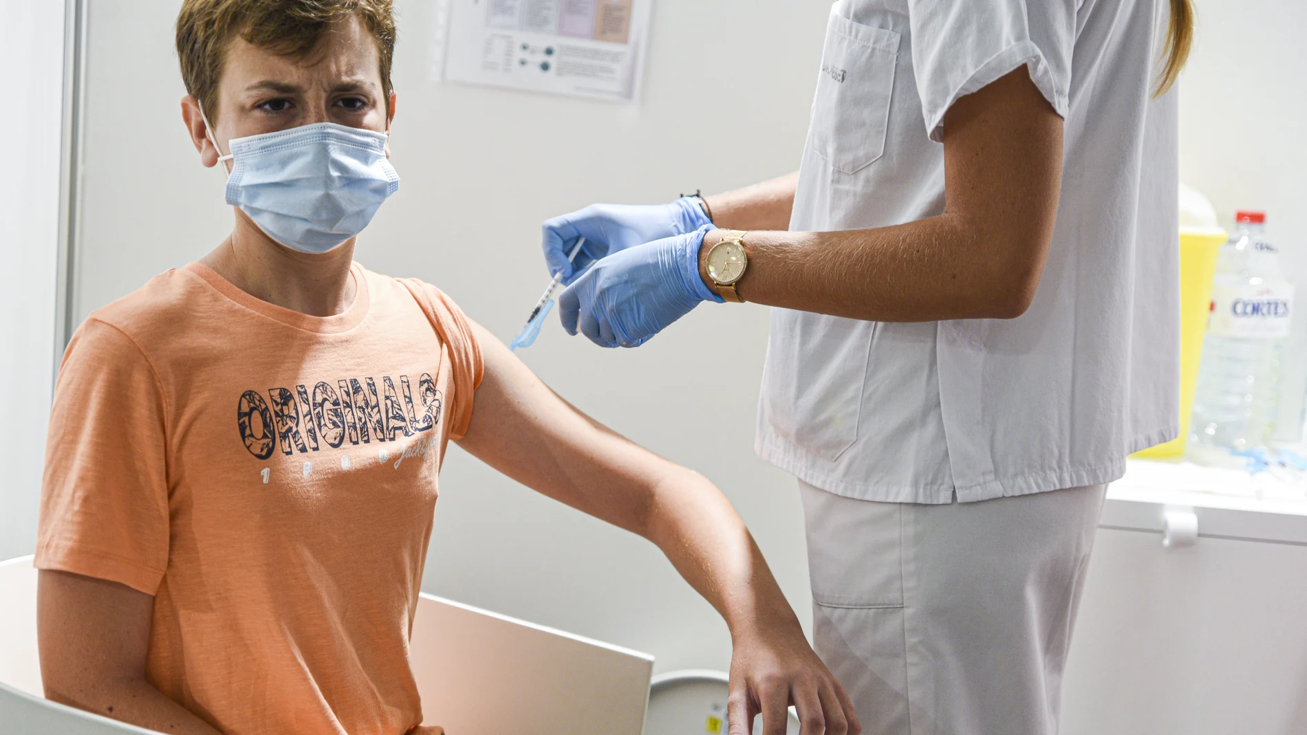 Una sanitaria vacuna a un adolescente con la vacuna Moderna en la Ciudad de las Artes de Valencia