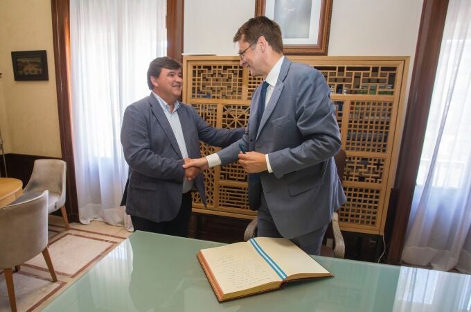 El alcalde de Huelva, Gabriel Cruz, recibe al embajador británico en España, Hugh Elliott