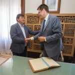 El alcalde de Huelva, Gabriel Cruz, recibe al embajador británico en España, Hugh Elliott