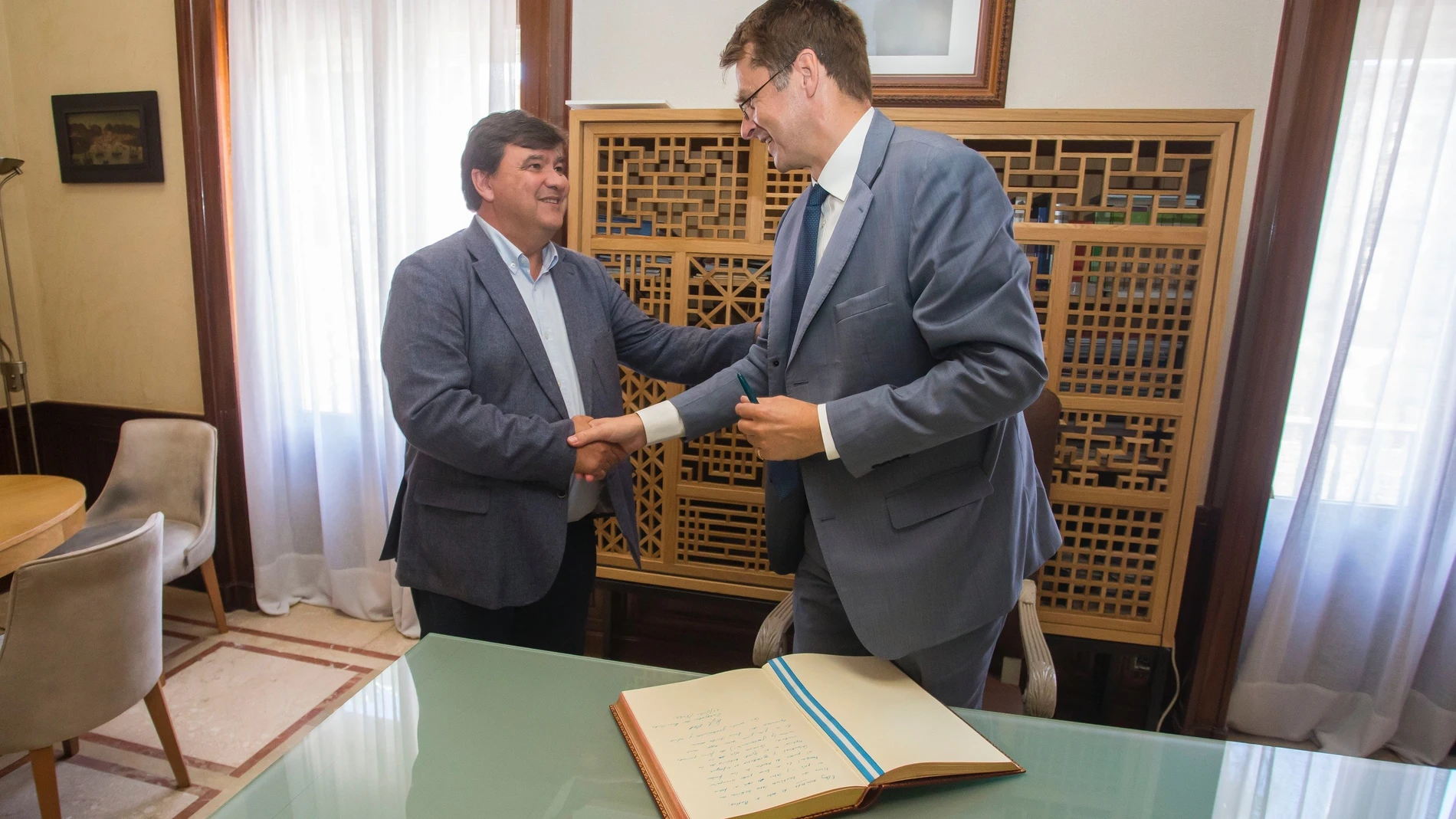 El alcalde de Huelva, Gabriel Cruz, recibe al embajador británico en España, Hugh Elliott