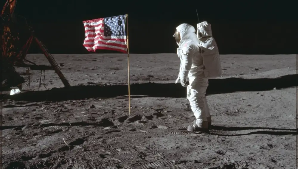 Aldrin posando junto a la bandera estadounidense en la luna.