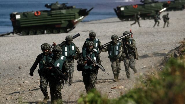 Soldados de Taiwán participan en un simulacro de desembarco anfibio en Pingtung el jueves pasado