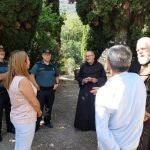 La delegada de Gobierno Virginia Barcones mantiene un encuentro con los frailes evacuados del monasterio Las Batuecas, afectado por el incendio de Monsagro